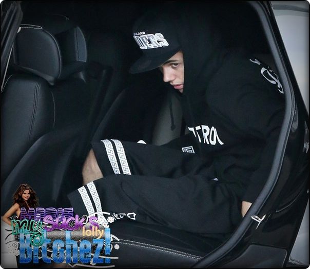 ; justin ; [intra in camera cu Valeria] A vrut sa ma omoare;;) [arata - 1st Chapter