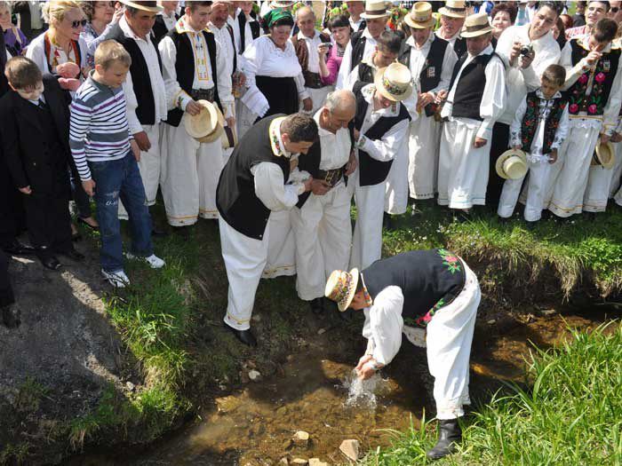 2.Udatoriu de la Surdesti; la piriu este spalat de barbatii satului si el la rindul lui isi spala familia,pt a avea noroc
