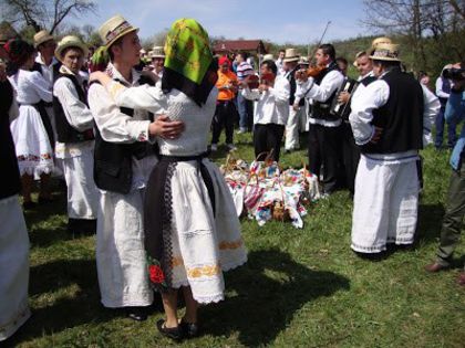 2.Udatoriu de la Surdesti; ...cu mare grija ca fecior sa nu danseze cu femeie maritata si nici barbat insurat cu fata zglobie,caci alfel vor fi pedepsiti cu lovituri de mai la talpi
