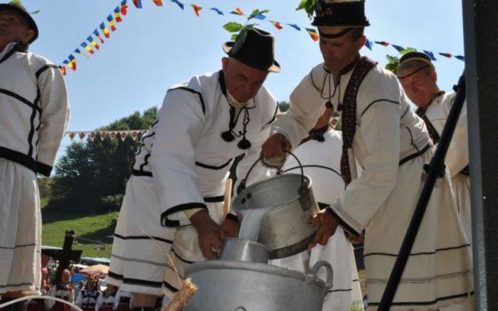 4.Sambra oilor; se mai numeste si masurisul laptelui,mulsul masurii sau Ruptul sterpelor;oile se grupeaza pe turme,are loc primul muls inainte de urcarea lor la munte
