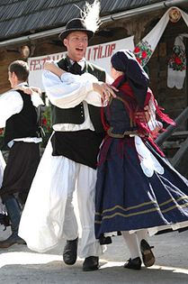 13.festivalul de nunti-Vadul Izei; la inceputul  lunii iunie;prezinta costume traditionale de nunta,costume populare,dansuri si cintece;
    http://www.romanianmonasteries.org/ro/maramures/festival-vadu-izei
