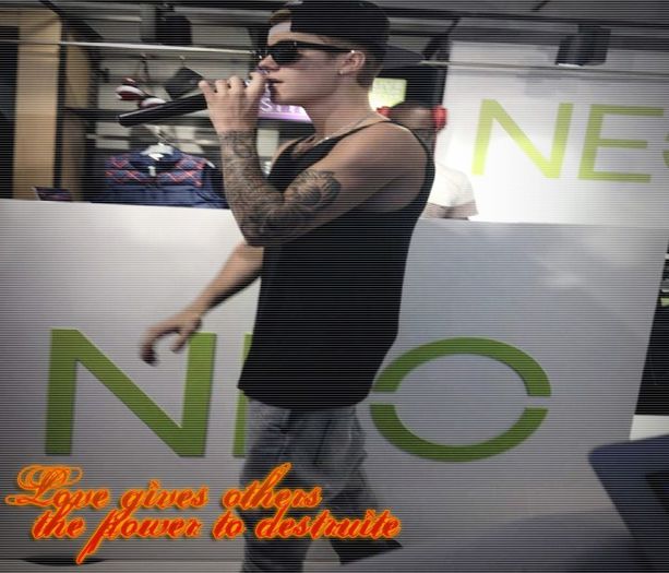 ;; [intra in bar impreuna cu Justin si Virginia; si in momentul ala toti se uita la ei; si fac liniste]
