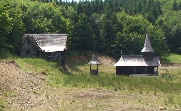 14.Cernesti-Festivalul stuparilor; (in poza este Culmea Satra Pintii,dincolo de cernesti)festivalul are loc in prima duminica dupa 15aug.
