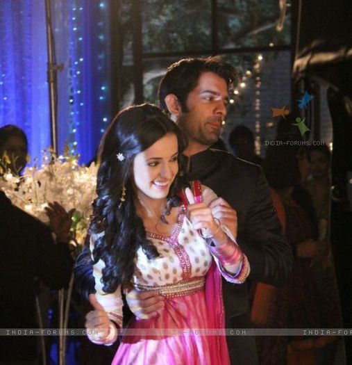 191016-barun-sobti-and-sanaya-irani-on-iss-pyaar-ko-kya-naam-doon-sets