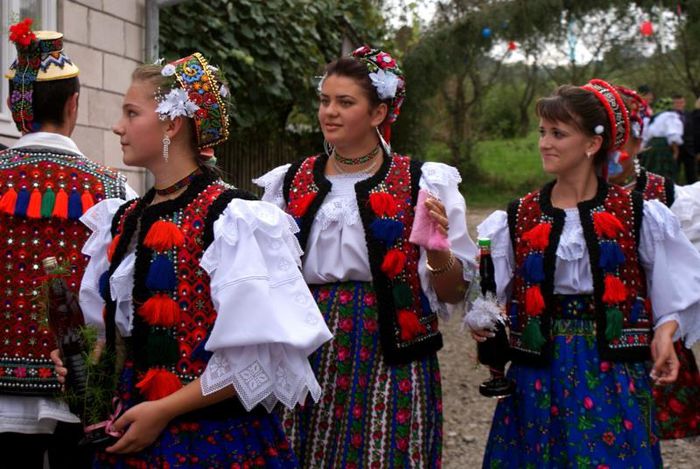 16.Balul strugurilor-Ocna Sugatag; se serbeaza recolta strugurilor,la inceputul lunii octombrie
