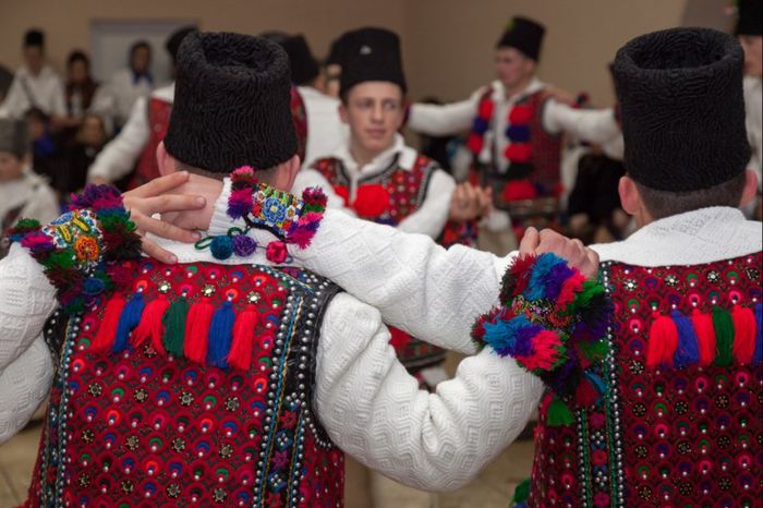 16.Balul strugurilor-Sat Sugatag; marcheaza intrarea tinerilor in societate;tineri aduc struguri si impodobesc cu ei,scena pe care apoi vor dansa
