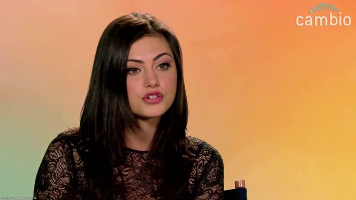 ✿- Stii ca nu-i o idee rea? Dupa ce terminam facem o expozitie de desene pe pereti click; 50 de lei biletul. MIroase a ars!
