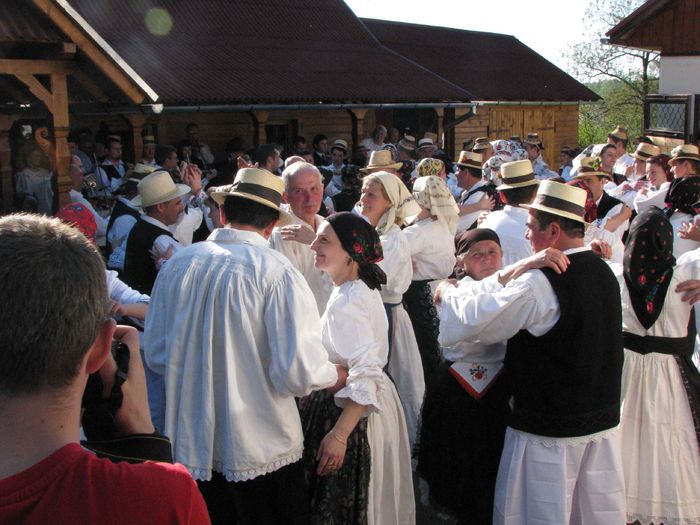 21.Dant la sura-Grosi; pe vremuri,in fiecare duminica,in curtea unui gospodar se adunau oamenii la dans;datina a fost reinstaurata de taragotistul Dumitru Dobrican
