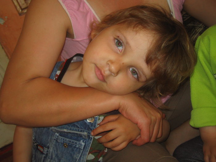 Picture 157Mami si eu; Unde este mai bine decat in bratele tale?
