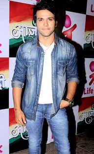 Rithvik_Dhanjani_on_the_set_of_Life_Ok's_special_show_'Azaadi'