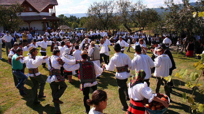 22.Jocul satului-Hoteni; are loc in a 2-a zi de Rusalii;cu oameni ai locului,care danseaza dansurile specifice zonei:invirtite,tropotite,de baut,barbatescu,ardeleanca,coasa,matura,etc.
