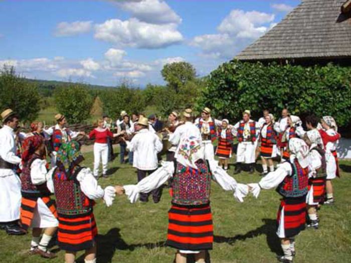 22.Jocul Satului -Hoteni; muzica e asigurata de ceterasii traditionali:stefan si andrei petreus,grigore chira,ioachim fat,taraful lui vasii din vad,taraful lui codre din breb,ion de la cruce din poienile izei...
