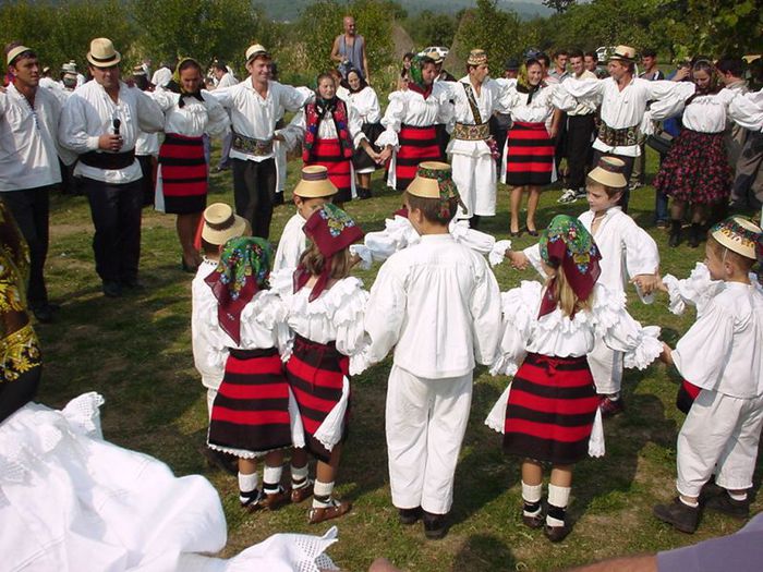 22.Jocu satului-Hoteni; nu e nimic programat,energia autentica emana de la sine,cine vrea danseaza,cine nu ,priveste;sute de turisti din strainatate vin anual sa aprecieze dansurile,locurile si oamenii acestor locuri
