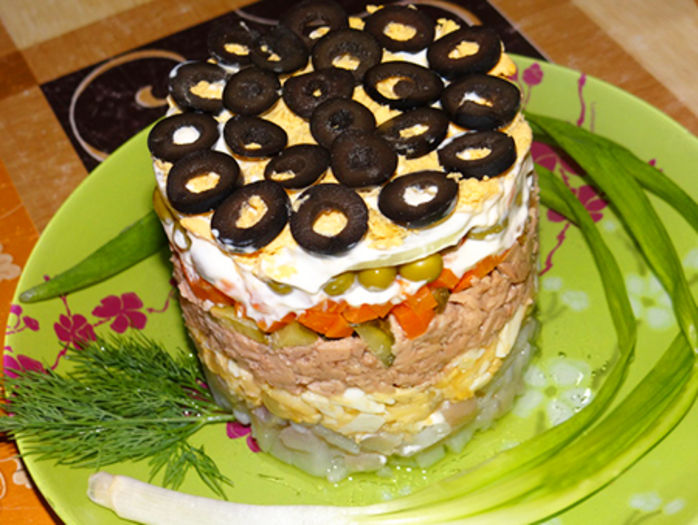 salata de puf delicat cu ficat de cod - Idei de aranjare a platourilor pentru  mese festive si ocazii speciale