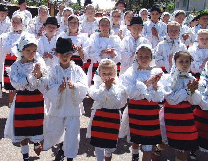 29.Cate flori pe Iza-n sus-Sieu; Grupul Bradatelul din Sieu.Festivalul concurs de muzica populara,a fost initiat in 1990 de prof.Ghe.Maniar din 98 e condus de sotia acestuia,Maria Man.
