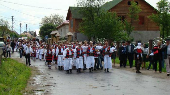 29.Cate flori pe Iza-n sus-Sieu; costumele purtate sint autentice,confectionate manual,incepind de la firul tesaturii,pina la vopselele vegetale.Juriul este unul profesionist iar invitatii sint din toata tara
