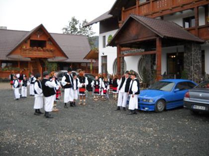 30.Festival Stan Ioan Patras-Sapanta; Ansamblul Sapinta.Participa cintareti si formatii din tara,dar intr-o sectiune ,Roots Revival Romania,participa 7 muzicieni,din 7 tari,care stau 7 zile in Maramures,dupa aceea,impreuna interpreteaza p
