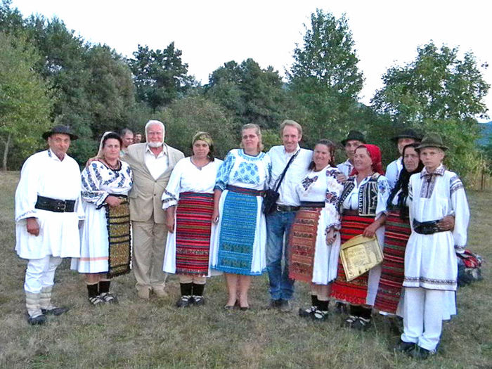 30.Festival Stan Ioan Patras-Sapanta; Trupa de teatru nescris din Sant,Constantin Iugan,jud.Bistrita,participa cu piese neregizate,ad-hoc,despre problemele culturale ,politice si sociale,locale.Trupa e din 1935 infiintata,la poalele m-til
