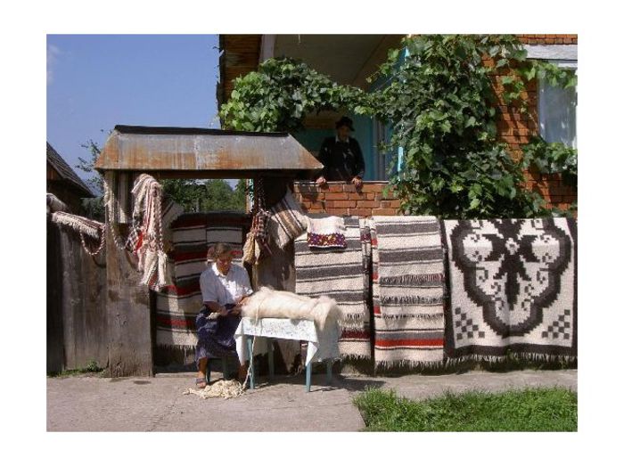 30.Festival Stan Ioan Patras-Sapanta; localnicii isi expun la poarta,produse spre vinzare,de multe ori,lucrind in fata portii,la aceste produse
