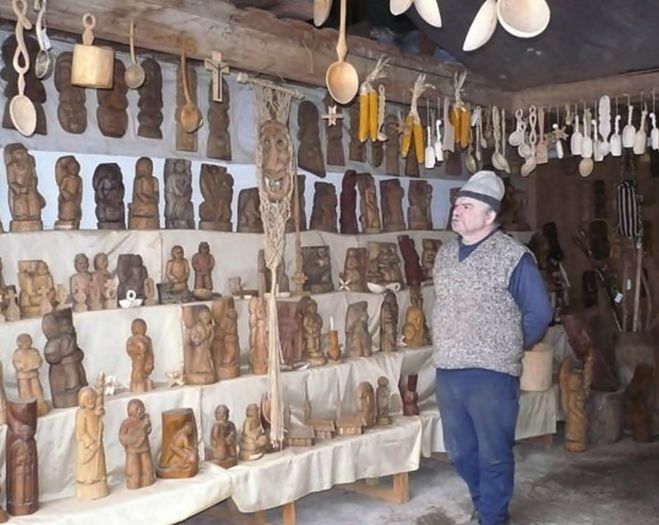 36.Nicolae Serban-Rogoz; sculptor in lemn,dintre toate sculpturile si obiectele,statuetele sint preferatele lui;are numeroase expozitii si in strainatate
