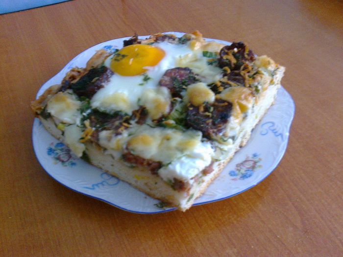 Pizza cu carnati