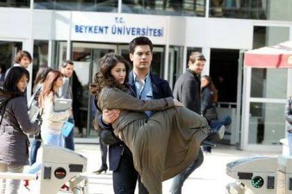 Ep 14. se impiedica pe scari si o ia in brate