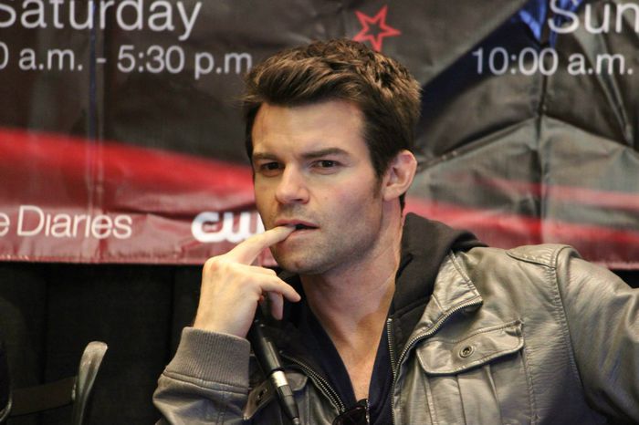 *isi roade unghiile si sta pe ganduri in timp ce se uita la kat* =))))))))))