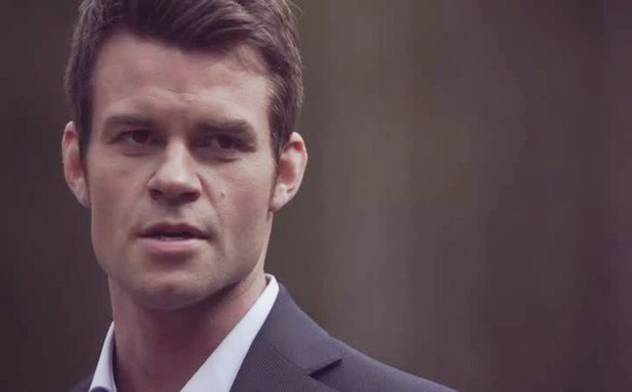 Bautura, ce sa fie?:)) Vrei ? #Hayley CLICK; Ce dai mai din sprancene, sunt atat de stufoase incat iti intra in ochi si daca ridici din ele poti vedea mai bine?=))#Fane Bine, tu?#klaus
