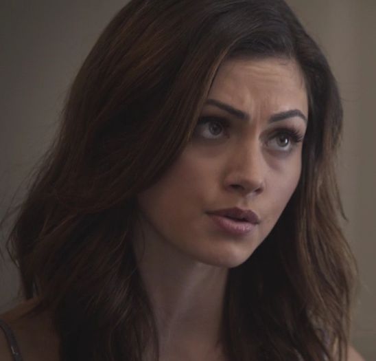 ✿ -*se uita urat la elijah* Cu mine nu mai ai ce vorbi! *se intoarce cu spatele la el si da click; paharul pe gat* Si Fane, Klaus ce facem si noi? Jucam ceva, desenam, dansam?
