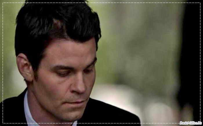 Of of, Ernest=)) Unde sa fie, davina? L-au omo.rat si aruncat in lac ;( click; Nici nu am unde sa ma duc sa pun o floare=))))
