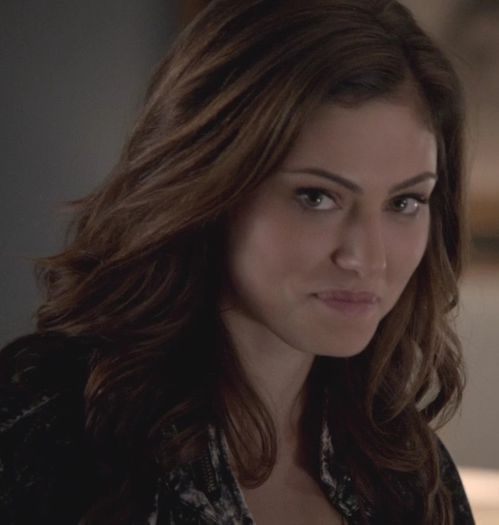 ✿ - Rosu ;;) e culoare preferata a lui Klaus?#caro Maa, nu mai vorbeste urat! #elijah