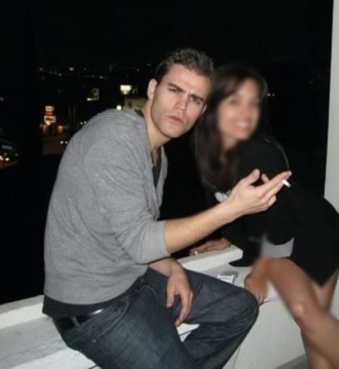 » . back.:) *se aseaza pe jos isi scoate o tigara se uita la ele ip*ce cautati pe pereti?:-w