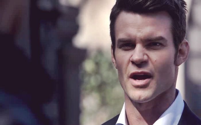 Doar faceam glume, lolz! Eu sunt perfect normal (if you saw what happened at my room) #fane CLICK; Eu intru maine pe la 11-12 asa ziua #bonnie
