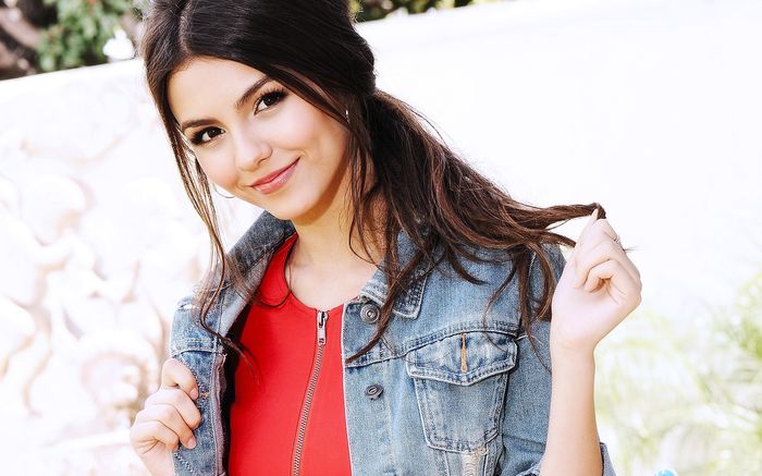 victoria-justice-in-red-tops