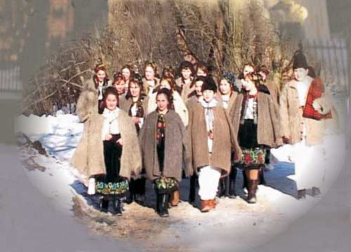 50.Festival de iarna-Chiuzbaia; are loc inainte de Craciun;colinde autentice,dansuri si cintece din folclorul local si imprejurimi
