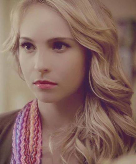 ᵔᴥᵔ -- Eu aştept să vină Klaus..Şi cred că până intră click; o să arăt ca baba aia din Titanic ...  ITS BEEN 80 YEARS WAITING FOR KLAUS,dar stai că nu îmbătrânesc oh . :_))
