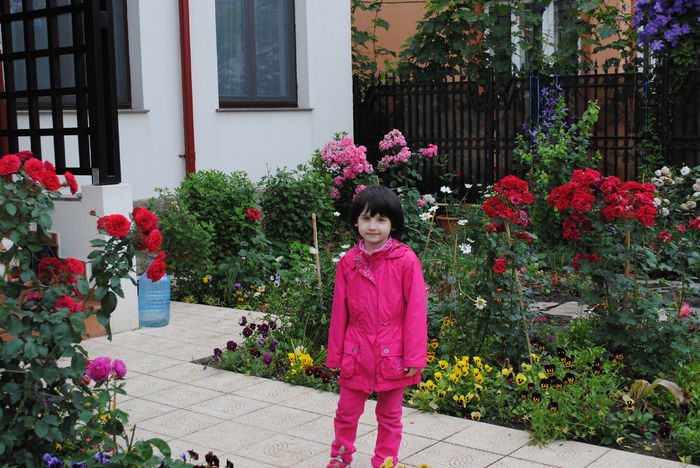 Smaranda in gradina,21 iunie - yyy 2014 gradina mea