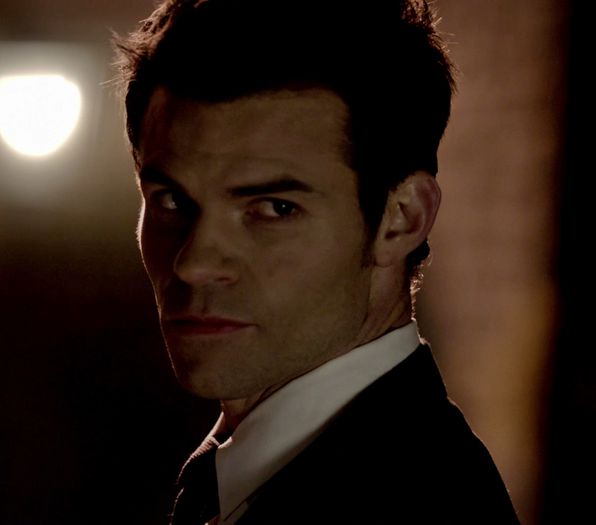 Hai sa cantam de jale pt ea si Damon ca ne-au lasat=))))))))))