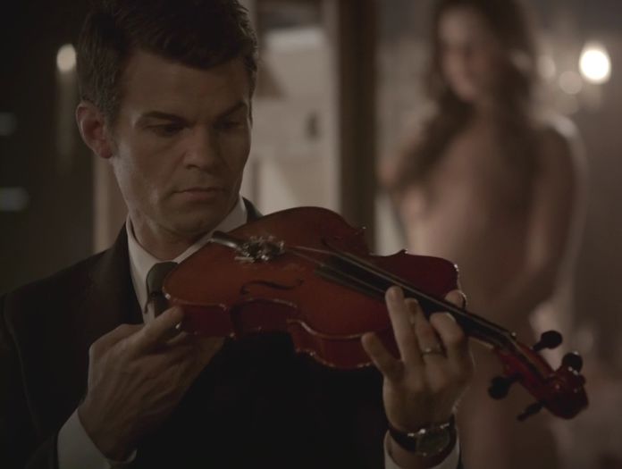 *canta la vioara* Se aude o vioara, se aude un tambal, se aude vocea click; calda a unui lautarrr=)))))))))))))))))))))
