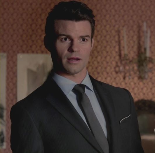 *Sta ca o statuie* Tot ce sper este sa nu se c;;ce porumbeii pe mine