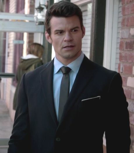 Hey Elena, pai nu prea:))) m-a facut statuie -cl-; Dar apreciez ca nu m-a facut si pe mine mic cum il facuse pe Fane cand o vrut sa plece:)))) . C;;;;cios esti tu lautarule #fane
