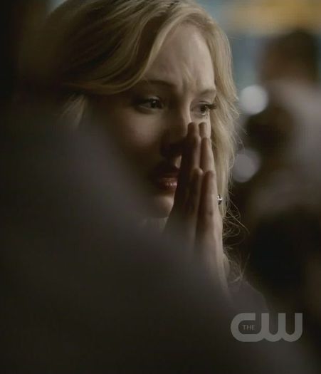 ᵔᴥᵔ -- *Intră idem poză* Nu am terminat-o , Niklaus Mikaelson!*ţipă şi sparge nişte pahare*