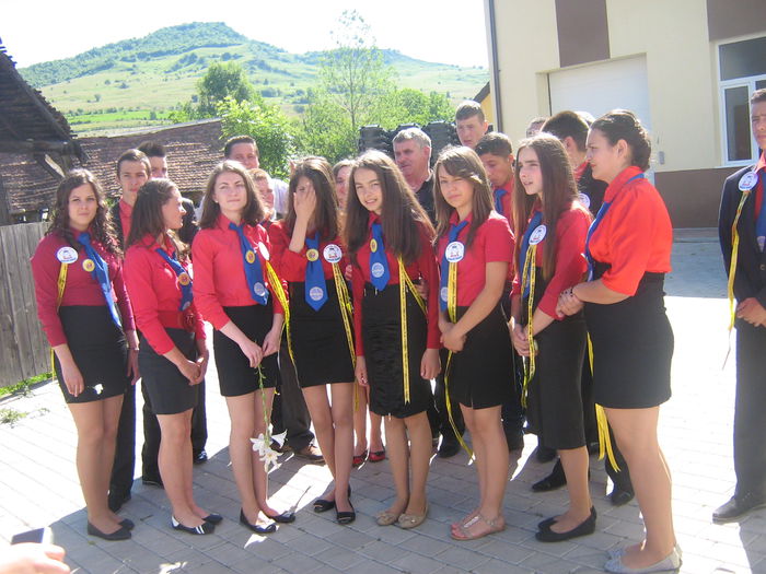 absolventi cls a-VIII-a 005 - Traditie
