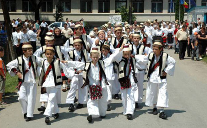 56.Festivalul portului,cintecului si dansului - 4-Obiceiuri_traditii si serbari - MM