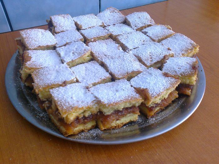 Placinta cu mere si gem de capsuni - Culinar 3