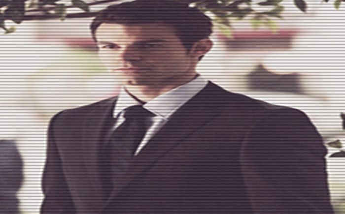 17:42 - *intra si se aseaza pe canapea*