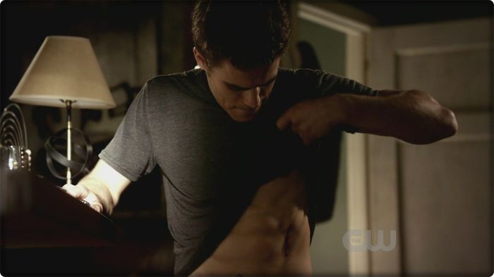 *isi ridica incet tricoul, dand din c;;ur pe melodiee*