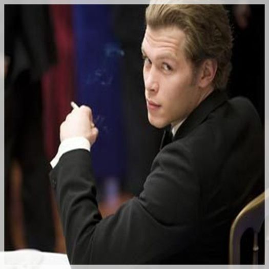 █ ▄→ aha :-j -îşi ia o revistă playboy şi începe să se uite la poze- :))))))