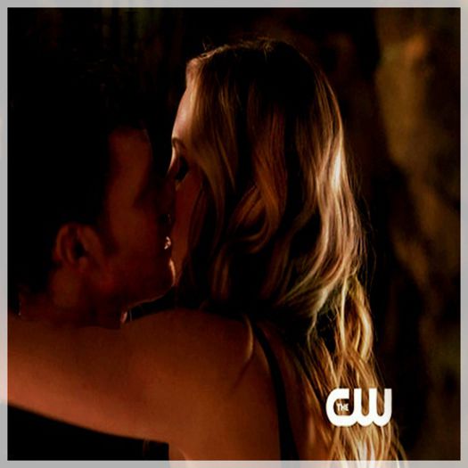 █ ▄→ -o lasă uşor pe canapea şi o sărutăă-