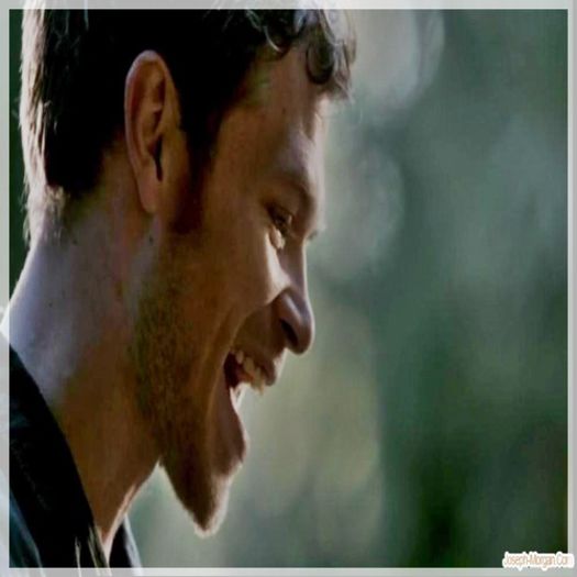 █ ▄→ -se uită la ea şi se abţine să nu râdă, continuă să mănânce, cl; apoi iar se uită la ea, îl bufneşte râsul şi o şterge la gură- măi :))) scroafă mică
